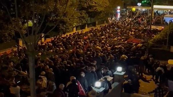 Millet İttifakı'nın İstanbul Maltepe'de düzenlediği miting sonrası meydanları donduran kalabalık TCDD'ye bağlı Marmaray'ı kullanarak evlerine dönmek istedi. Ancak miting sonrası Marmaray seferleri durduruldu.