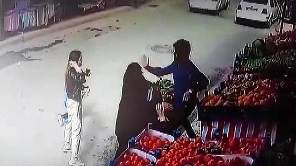 Kahramanmaraş'ta marketten alışveriş yapan 3 kadın, 1 erkek tarafından darbedildi.