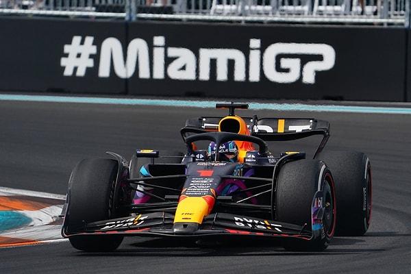 Miami GP'sine 9. sıradan başlayan Max Verstappen henüz 14. turda Carlos Sainz'ı geçerek 3. sıraya yükseldi.