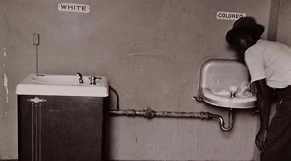 1. Kuzey Karolina'da siyahi ve beyazların ayrı kullandığı su çeşmeleri. (1950, Elliott Erwitt)