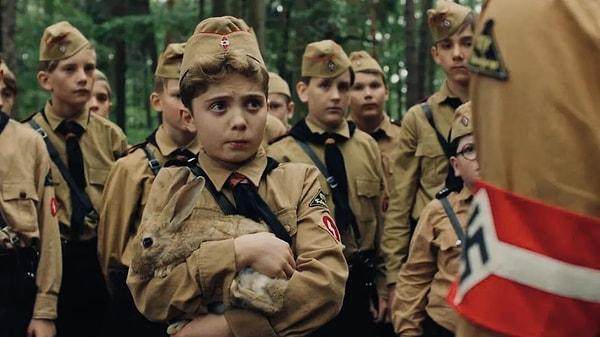 Buradaki çocuklar genç yaştan askeri eğitimler alıyor, Nazi ideolojisi ile yetiştiriliyor ve Yahudilere karşı nefret aşılanıyordu.