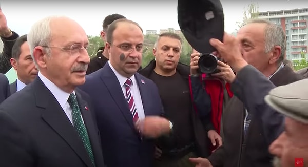 Kılıçdaroğlu'nu aracından indiği sırada karşılayan Tokatlı çiftçiler, mazot fiyatlarından şikayet ederek çiftçilere destek verilmesini talep etti.