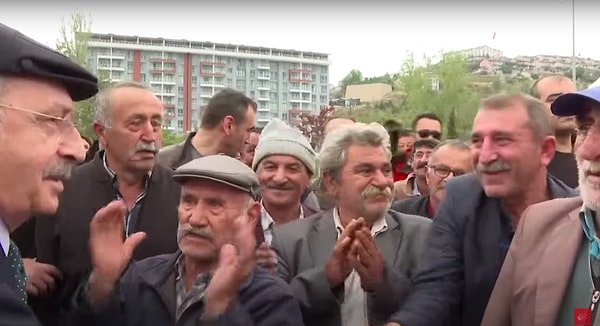 O video sosyal medyada kullanıcıların birbirinden komik yorumları yeniden viral oldu.