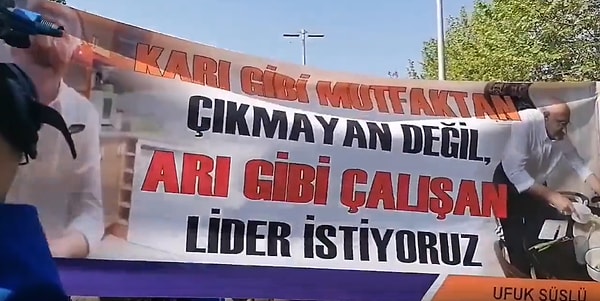 Kemal Kılıçdaroğlu'nun evinin mutfağından paylaştığı videolara gönderme yapılan o pankartta, "Karı gibi mutfaktan çıkmayan değil, arı gibi çalışan lider istiyoruz" yazıldı.