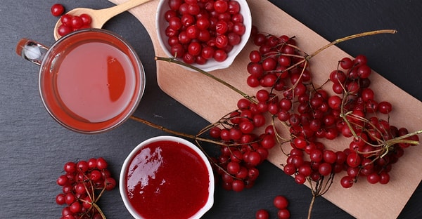 Özellikle Kayseri yöresinde yaygın olan bu küçük, kırmızı ve salkım şeklindeki meyveler, ekşi ve hafif buruk tadıyla biliniyor.