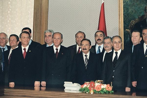 DSP-MHP ve ANAP koalisyonu ülke yönetimindeyken, 1999'da gerçekleşen 17 Ağustos Deprem felaketi sonrasında 2000 Kasım ve 2001 Şubat'ta oluşan finansal krizler, 19 Şubat 2001 MGK toplantısında Cumhurbaşkanı Ahmet Necdet Sezer'in Başbakan Bülent Ecevit'e "anayasa kitapçığını fırlatmasıyla" siyasal kriz eşliğinde patladı.
