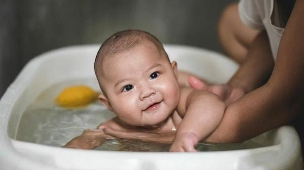 Bebeklere banyo yaptırmak özellikle ilk zamanlarda oldukça zor. İlk tedirginliği atlatınca banyo işi kolaylaşsa da yeni ebeveynler için bu durum biraz korkunç olabiliyor.