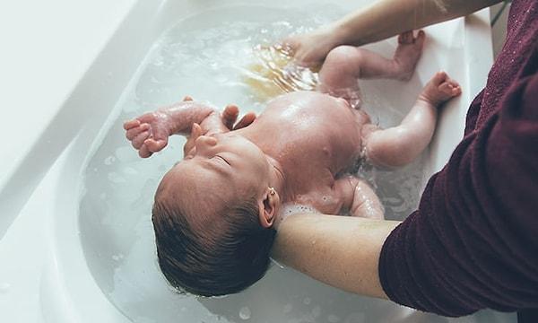 Yenidoğan bebeğinize bu birkaç gün geçtikten sonra ilk banyosunu yaptırabilirsiniz. Bu banyoyu yaptırırken göbek kordonuna dikkat etmeniz gerek.