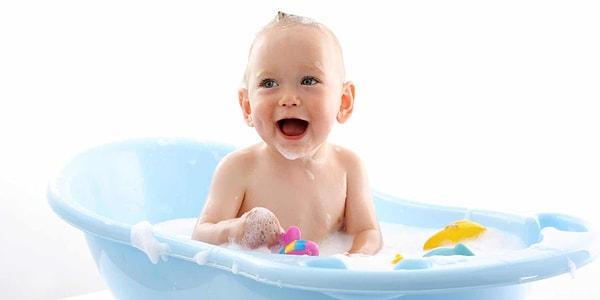 Yenidoğan bebeklere tavsiye edilen sünger banyosu için bazı malzemelere ihtiyaç var. Bebeğinize sünger banyosu yaptırırken ihtiyacınız olan ürünler şunlar: