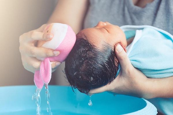 1. Bebeğinize sünger banyosu yaptırırken ilk bakmanız gereken oda sıcaklığı. Yeni bir dünyaya alışmaya çalışan bebeğiniz çok kolay hasta olabilir. Bu yüzden odanızın sıcaklığını çok önemli.