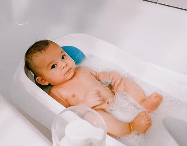 2. Bebeğinize sünger banyosu yaptırmak için bebeğinizin düz bir zeminde olması gerekiyor. Sünger banyosu için öncelikle bebeğiniz için alt değiştirme masası gibi bir yer ayarlayın.