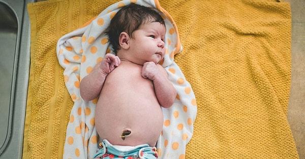 3. Bebeğinizi havluya sarın ve sadece süngerle sileceğiniz kısımları açın. Diğer bölgeler ise kapalı kalsın.