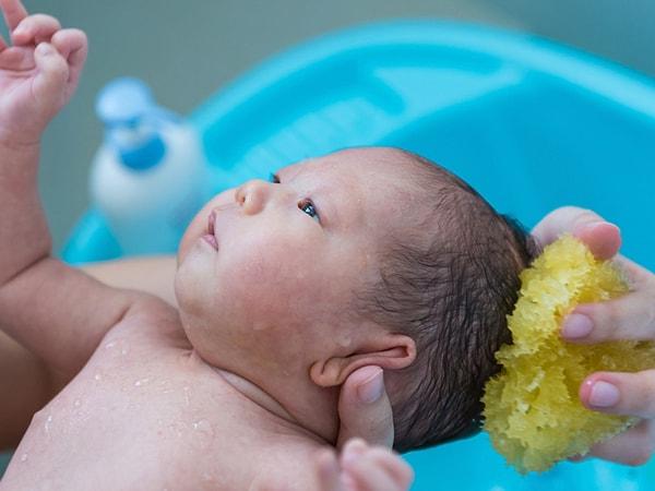 4. Sünger banyosuna bebeğinizin başından başlamalısınız. Önce bebeğinizin başını ve yüzünü güzelce silin.
