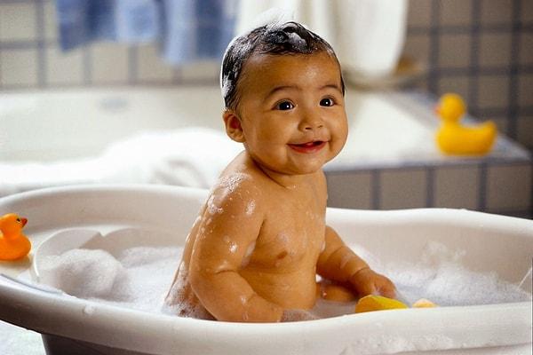 5. Bebeğinizin başını ve yüzünü süngerle silmeyi bitirdikten sonra suyunuza bebek şampuanı ekleyin. Süngerinizi şampuanlı ılık suya batırın ve vücudunun kalanını silin.