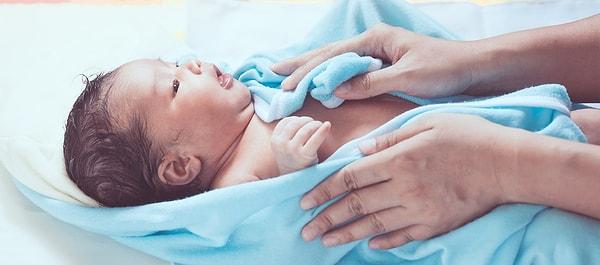 6. Durulama işlemi bittiğinde bebeğinizi kurulama kısmına geçebilirsiniz. Bebeğinizin tüm bedenini güzelce kuruladığınızdan emin olmalısınız.
