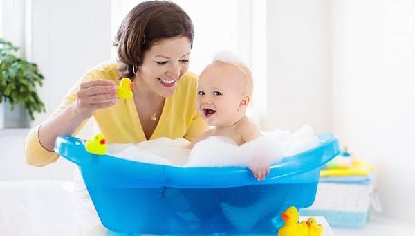 Bebeğinizi küvette yıkarken bebeklere özel sabunlar ve şampuanlar kullanmalısınız. Normal sabunlar bebeğinizin cildinde kurumaya neden olabilir.