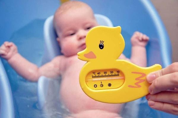 Bebeğinizi küvette yıkamadan önce bakmanız gereken suyun sıcaklığı. Bebeğiniz için ideal su sıcaklığı 37-38 derece.