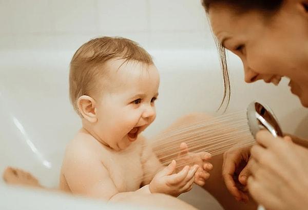Her şeye rağmen bebeğiniz suyu sevmiyorsa o zaman banyoyu bebeğiniz için daha eğlenceli hale getirmeniz gerekiyor.