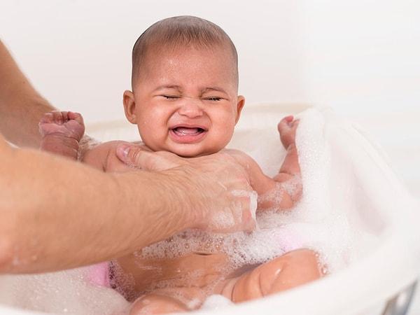 Banyo yaparken bebeğiniz ağlıyorsa odanın ve suyun ısısından emin olun. Suyun çok sıcak olması veya odanın sıcaklığının yeterli olmaması çocuğunuzun ağlamasının nedeni olabilir.