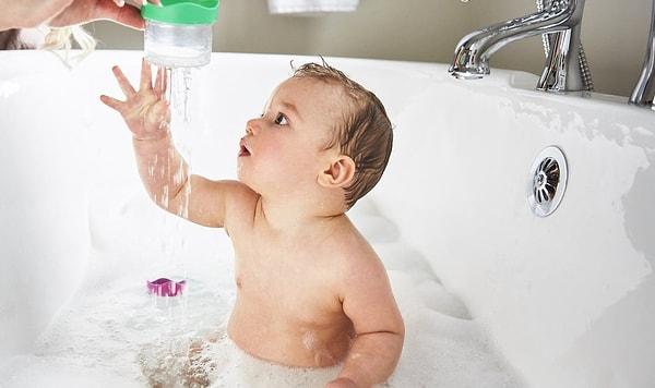 1. Bebeğinizi banyo yaptırmak için öncelikle küvete ılık su doldurmanız gerekiyor. Bebeğinizin banyosu için yaklaşık 2-3 litre suyu küvete doldurun.
