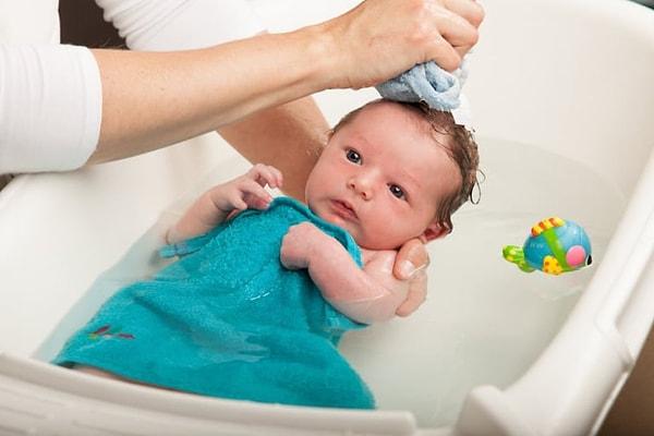 3. Bebeğinizin yüzü ve saçı için vücudunu temizlediğinizden ayrı bir bez kullanmanız daha doğru. Bebeğinizin saçını her banyoda yıkamak yerine haftada 1 veya 2 kere şampuanlasanız yeterli.
