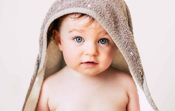 Bebekleri küvette banyo yaptırırken ebeveynlerin en çok dikkat etmesi gereken şey bebeği küvette tek başına bırakmamak. Bebeğinizi banyo yaptırırken asla yalnız bırakmamalısınız. Çok az su bile bebeğinizin boğulmasına neden olabilir.