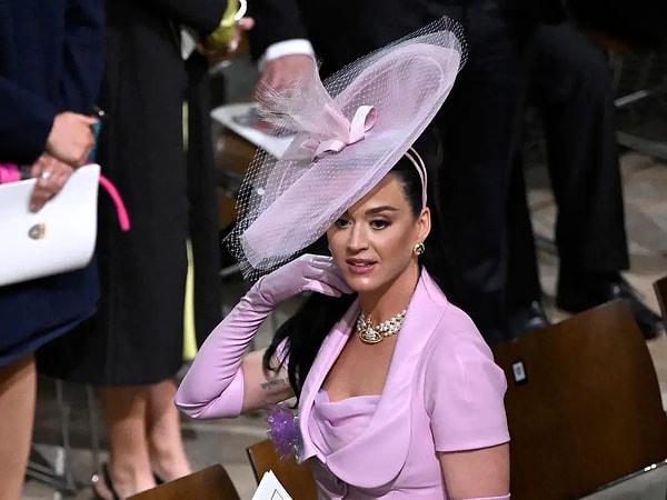 Kral Charles’ın taç giyme törenine katılan İngiliz şarkıcı Katy Perry, başına gelenlerle sosyal medyanın gündemine bomba gibi düştü