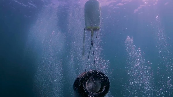 Компания Goodyear была настолько взволнована этой идеей, что они наняли дирижабль, чтобы сбросить позолоченную шину в океан для запуска кампании.