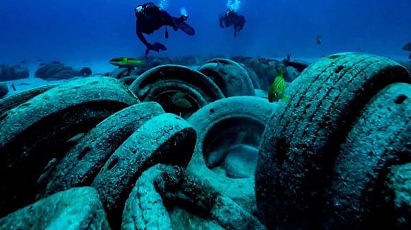 Позже официальные лица поручили американским военным очистить весь океан. Было собрано около 72 тысяч шин, но сотни остались на дне океана.