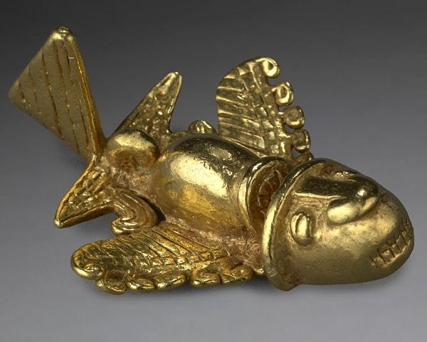 4. Kolombiya'da bulunan ve bir zamanlar komplo teorisyenleri tarafından "antik uçak" sanılan uçan balık şeklindeki altın kolye ucu. Tahminen 500 ile 1000 yılları arasında yapılmıştır.