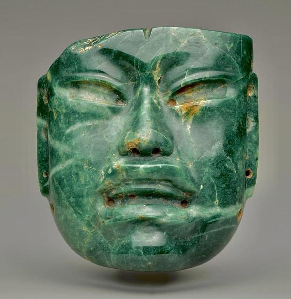 9. Meksika'da M.Ö. 900-400 tarihlerine dayanan ve yeşim taşından yapılan Olmek Maskesi.