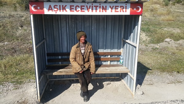 Köyüyle Ayşe'nin gelin gittiği Çangal yol ayrımında kar kış, yağmur yaş demeden yıllarca bekler. Bu bekleyiş zamanla yolu kullananların dikkatini çeker.