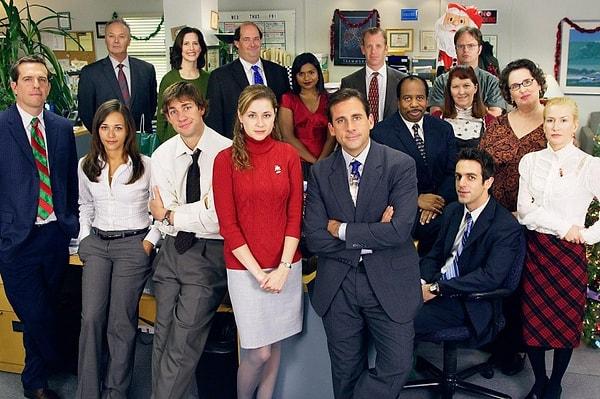 İngiliz yapımının ardından gelen ABD yapımı 'The Office' dizisi de 2005-2013 yılları arasında yayınlanmış ve son yılların en kült dizilerinden biri haline gelmişti.