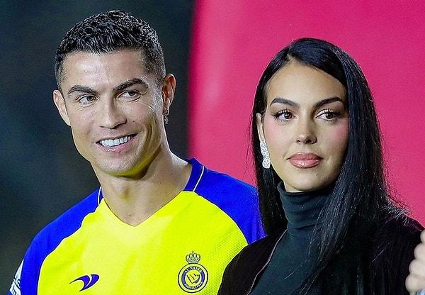 13. Cristiano Ronaldo, kısa bir süre önce Suudi Arabistan Ligi takımı Al-Nassr'a transfer olup 8 yıllık sevgilisi Georgina Rodriguez ile Suudi Arabistan'a yerleşmişti. Ülkedeki katı kurallara rağmen bikiniyle poz verip sosyal medya hesabında paylaşan Rodriguez tepkilerin odağı oldu!