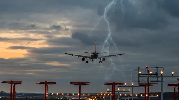 1. Ваш рейс задерживается из-за непогоды. Ваши мысли?