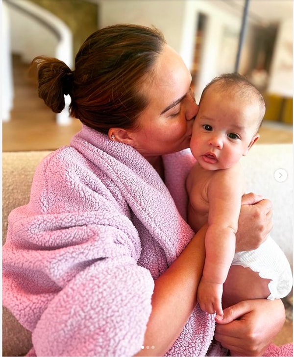 Все началось ранее на этой неделе, когда подписчик прокомментировал фотографию маленькой девочки, спросив, кто была суррогатной матерью.