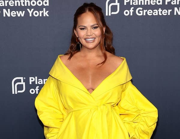 Именно тогда другой подписчик вмешался, чтобы сказать, что Крисси не использовала суррогатную мать — и в ответ оригинальный комментатор написал, что Крисси симулировала всю свою беременность!