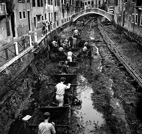 5. İtalya'da bir kanal boşaltılıyor ve temizleniyor, 1956