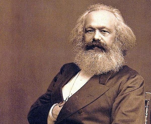 Karl Marx ise işçi sınıfını ‘proletarya’ olarak tanımlamış ve bir toplumun zenginliğini yaratan malları üreten ve hizmetleri sağlayanların nihayetinde işçi sınıfı olduğunu söylemişti.