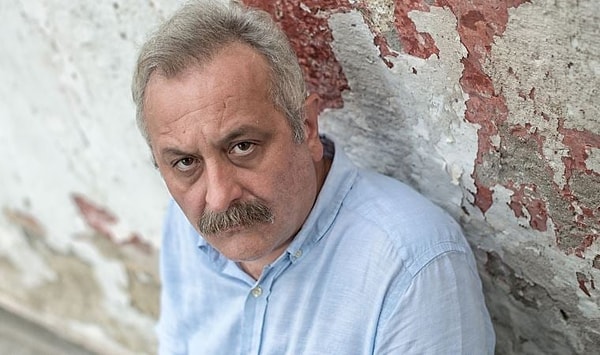 Born in Istanbul in 1973, Ünlü studied film and television at Marmara University.