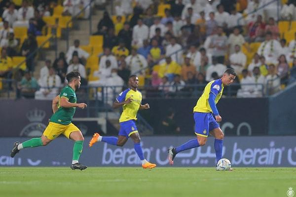 Takımının yaşadığı puan kaybına ve golünün iptal edilmesine sinirlenen Portekizli futbolcu, maçın sonunda öfkesini rakip takım çalışanından çıkarttı.