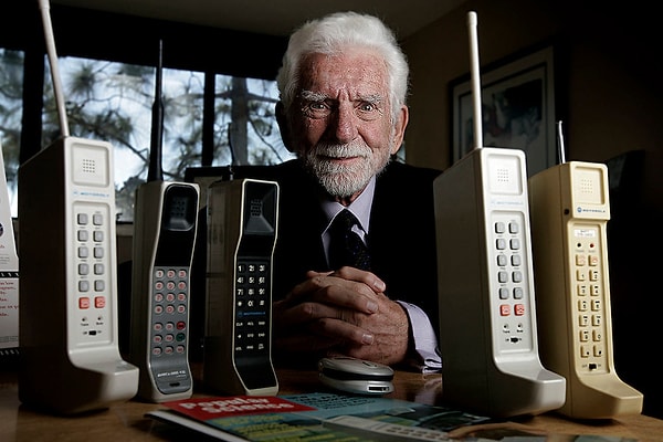 4. В каком году появился первый в мире серийный мобильный телефон?