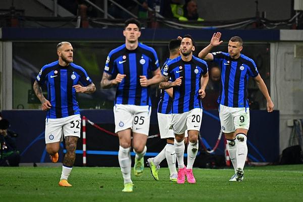 Inter'de 78 dakika sahada kalan Hakan Çalhanoğlu, Dzeko'nun attığı ilk golün asistini yaptı.
