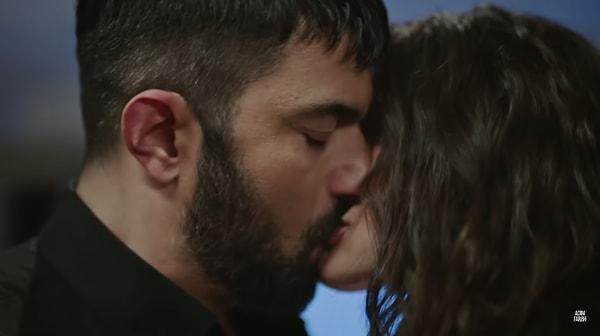 Son olarak da Adım Farah'ın yeni bölümündeki Demet Özdemir ve Engin Akyürek'in öpüşme sahnesi diziye ve sosyal medyaya damga vurdu.