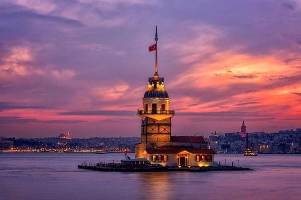 İstanbul'un ve Üsküdar'ın sembolü haline gelen Kız Kulesi, günümüzde Üsküdar ilçesinde Bizans devrinden kalan tek eser. Kulenin tarihi ise milattan önce 24 yılına kadar uzanıyor.