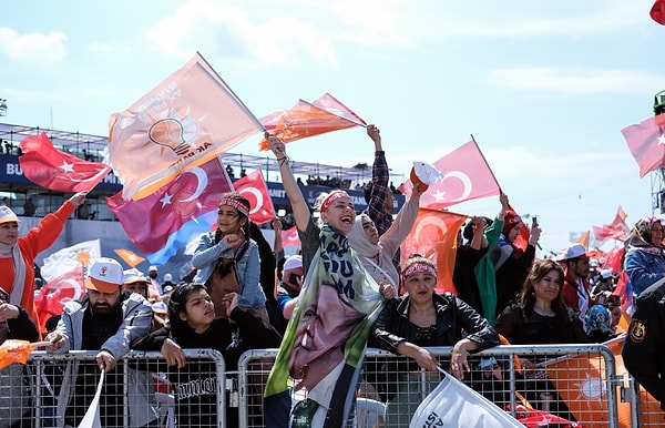 Cumhurbaşkanı Erdoğan "Sevgili Kürt kardeşlerim" başlığıyla sosyal medya hesabından bir mesaj paylaştı.