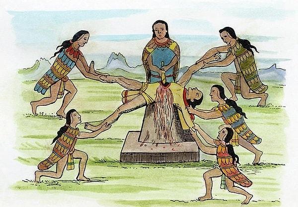 1. Aztek gelenekleri o kadar korkunçtu ki, insanlar hala hayattayken kalplerini keserek çok sayıda çocuğu, kadını ve erkeği kurban ettiler.