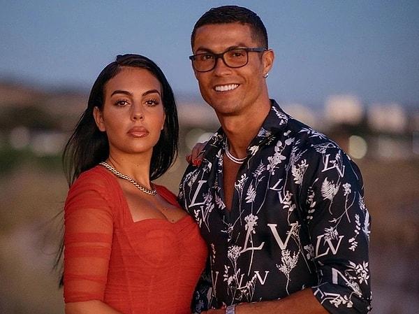 1. Geçtiğimiz günlerde Cristiano Ronaldo ve Georgina Rodriguez çiftinin ayrılığın eşiğinde olduğu yönünde söylentiler ortaya çıkmıştı. Cristiano Ronaldo'nun annesi konuyla ilgili açıklama yaptı!