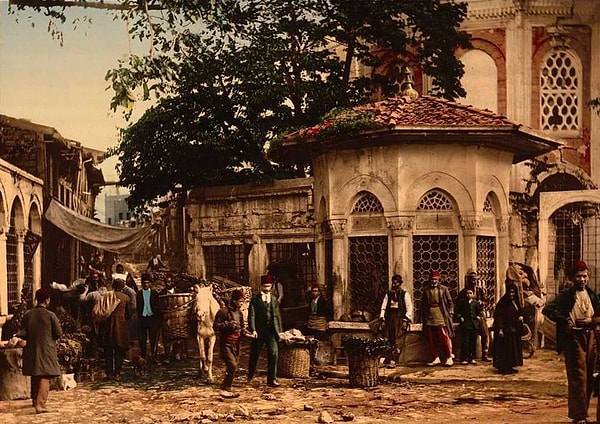 Osmanlı topraklarına fotoğraf 1842'de geldi ve Meşrutiyet'ten önce İstanbul'da sadece 5 fotoğrafçı bulunurken bu sayı Osmanlı'nın sonlarına doğru 80'e çıktı.