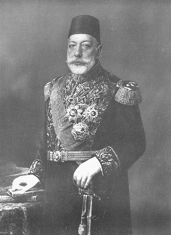 Sultan Mehmet Reşat'ın da fotoğrafını çeken Febus Efendi, padişahın sessiz sedasız koltuğa oturduğunu ve iş bitince de hiç ses çıkarmadan kalkarak uzaklaştığını ifade etmiştir.